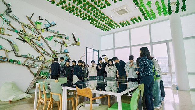 학생들이 연구소 내부를 견학하고 있다./사진=한식진흥원