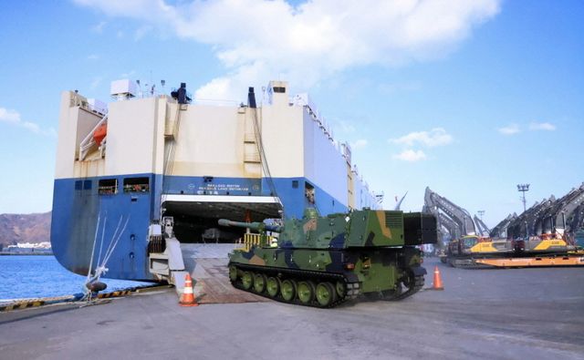 노르웨이로 추가 수출되는 K9 자주포가 15일 마산항에서 선적되고 있다. / 사진 제공=한화에어로스페이스