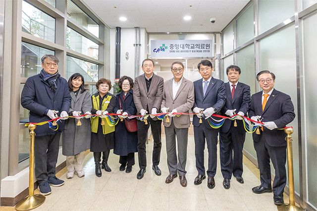 (왼쪽부터) 황광우 중앙대약학대학장, 장숙랑 중앙대적십자간호대학장, 이순자 중앙대의료원노동조합지부장, 김미경 중앙대의과대학장, 이철희 중앙대의무부총장 겸 의료원장, 이현순 학교법인 중앙대학교 이사장, 박상규 중앙대학교 총장, 고석범 학교법인 중앙대학교 상임이사, 권정택 중앙대학교병원장 /사진 제공=중앙대학교의료원