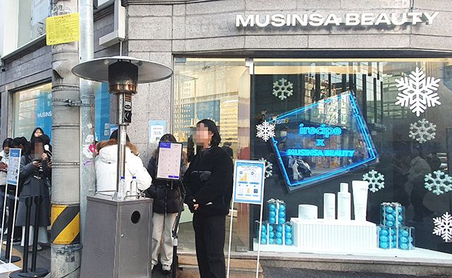 지난 13일, 서울 성수동에 위치한 아이레시피 팝업스토어에 방문하기 위해 사람들이 줄을 서고 있다./사진=김경희