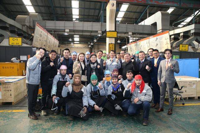 태국 하원 국방위 의장단 일행이 한화오션 기술교육원을 찾아 교육 프로그램에 참여 중인 태국 견습생들을 격려하고 있다. / 사진 제공=한화오션