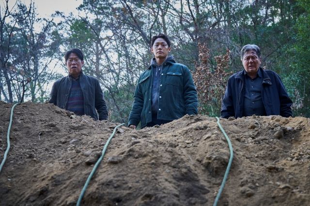 [리뷰] 그림지와 빛 같은 거장감독과 거장 배우들…'파묘'