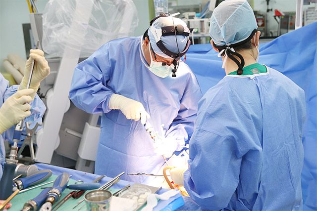 서울아산병원 신경외과 박진훈 교수(가운데)가 흉요추부 방출성 골절 환자에게 척추 최소 분절 고정법으로 수술하고 있다. /사진 제공=서울아산병원