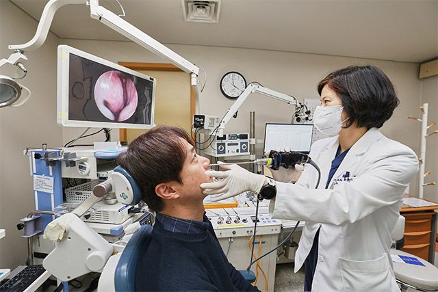 중앙대학교병원 이비인후과 민현진 교수가 진료하는 모습 /사진 제공=중앙대학교병원