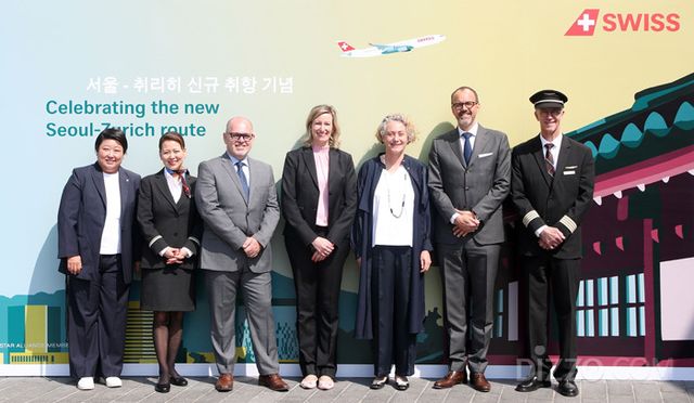 주한 스위스 대사관에서 열린 기자 간담회 후 기념사진 촬영