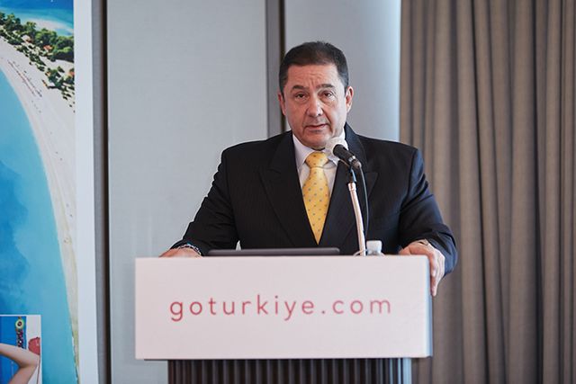 연설하는 무라트 타메르 튀르키예 대사