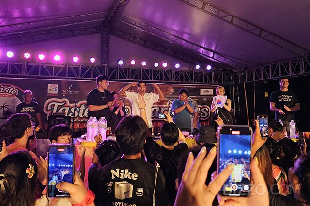 제25회 마리아나 미식 축제에서 열린 국제 푸드 챌린지에서 한국 유튜버 권상혁이 우승 후 기뻐하고 있다. /사진=김정아 기자