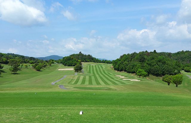 다케하라CC 1번홀. 확 트인 전경이 몸이 조금 덜 풀려도 걱정 없을 듯하다.