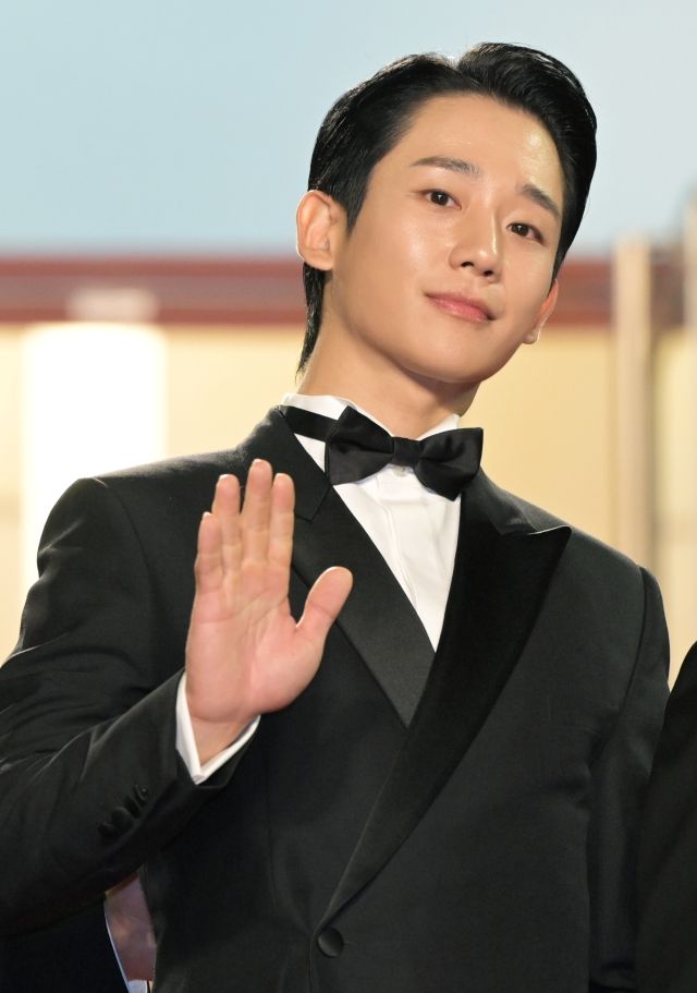 황정민X정해인X류승완 감독 '베테랑2'에 이어진 호평…칸에서 10분 기립박수