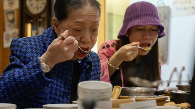 한식을 맛보고 있는 쩨파이(사진출처=한국관광공사)