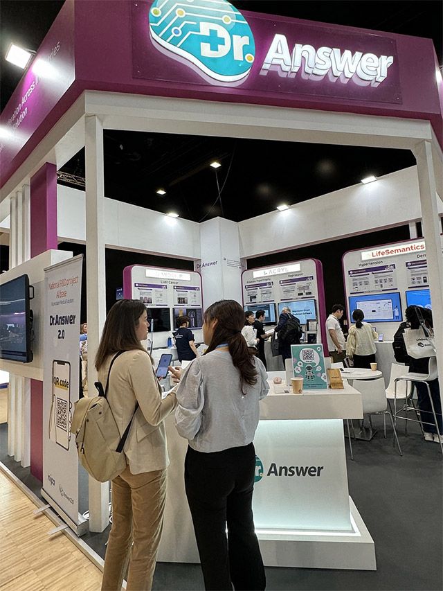 닥터앤서 2.0 사업단이 간암 AI를 전시 참가자들에게 소개하고 있다 . /사진 제공=분당서울대병원