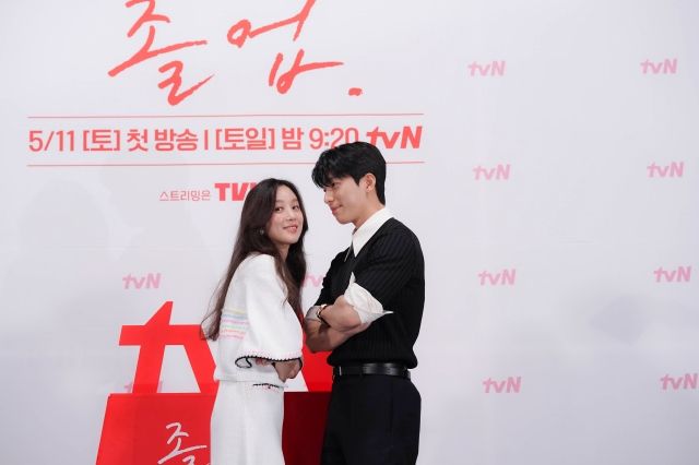 [종합] '인생작' 정려원X'첫 쌍방멜로' 위하준의 '졸업', '눈여' 이을 주말 흥행작 예감 