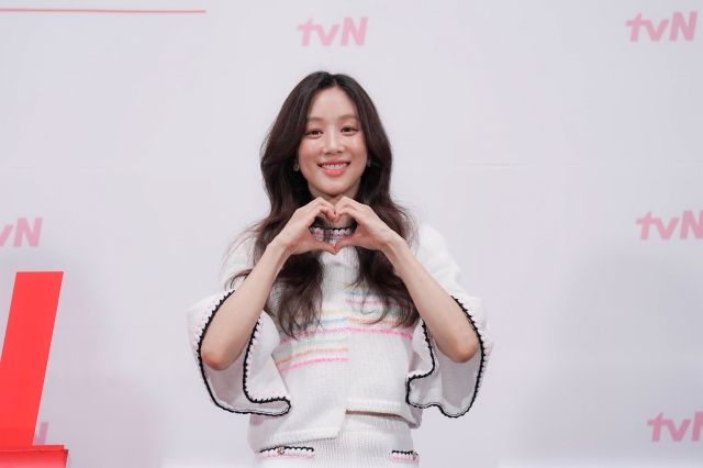 [종합] '인생작' 정려원X'첫 쌍방멜로' 위하준의 '졸업', '눈여' 이을 주말 흥행작 예감 