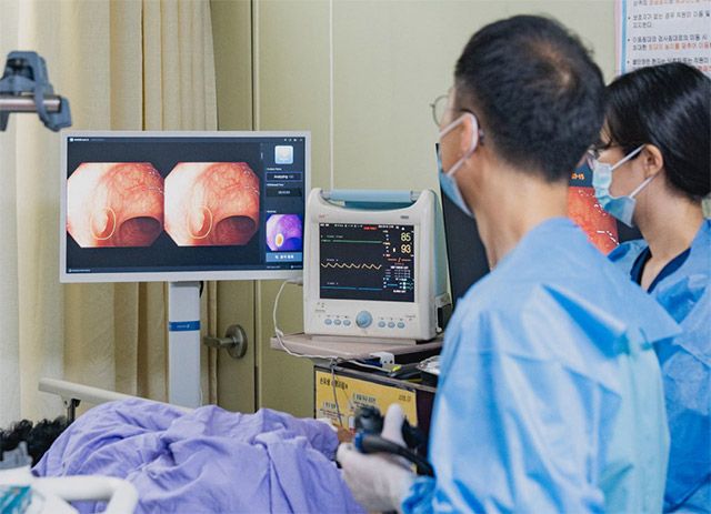 전주예수병원 의료진이 웨이메드 엔도를 사용하고 있다. /사진 제공=웨이센