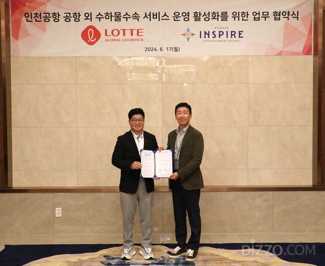 히건 인스파이어 엔터테인먼트 리조트는 지난 17일, 롯데글로벌로지스와 인천공항 이용 고객의 편의를 위해 ‘공항 외 수하물 수속 서비스 (이지드랍) 운영 활성화를 위한 업무협약’을 체결했다. 협약식에는 첸 시 인스파이어 사장 (사진 오른쪽), 강병구 롯데글로벌로지스 대표이사 (사진 왼쪽) 등이 참석했다.
