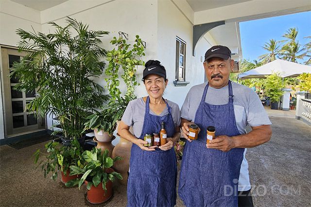 티니안에서 대를 이어 도니살리를 가공하고 있는 카브레라(Cabrera) 부부.