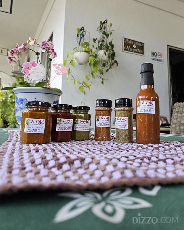 다양한 도니살리 제품. 핫소스나 고춧가루의 색깔은 도니살리의 색에 따라 달라진다.