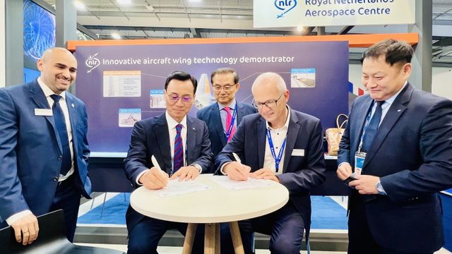 신익현 LIG넥스원 대표이사(탁상 왼쪽)와 미쉘 피터즈 NLR 대표이사가 MOU 문서에 서명하고 있다. / 사진 제공=LIG넥스원