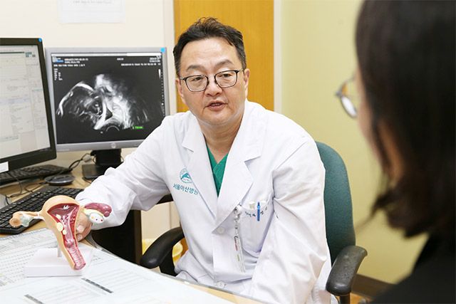 정진훈 서울아산병원 산부인과 교수가 쌍둥이 임신부를 진료하고 있다. /사진 제공=서울아산병원