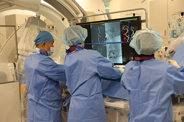 전평 교수가 최신 뇌동맥류 스텐트 장비를 사용하여 시술하고 있다. /사진 제공=삼성서울병원