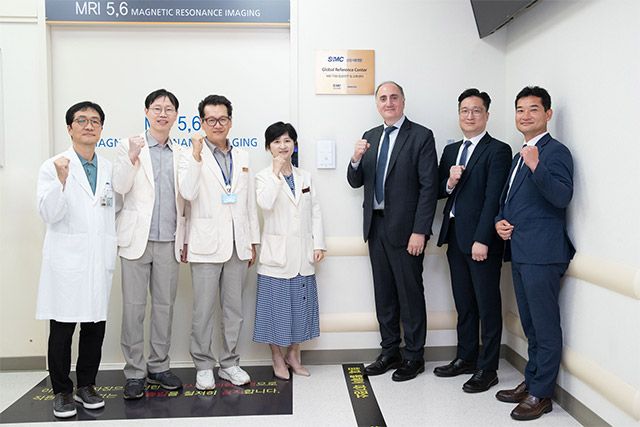 (왼쪽부터) 삼성서울병원 김동환 검사실장, 영상의학과 이민우 교수, 김영곤 교수, 한부경 영상의학과장, 필립스 아태지역 헬스 시스템즈 사업부 세일즈 총괄 사장 마크 버비(Dr. Mark Burby, Vice President of Health Systems for Philips APAC), 필립스코리아 박준호 영상진단사업 본부장, 류현익 세일즈 본부장 /사진 제공=필립스코리아