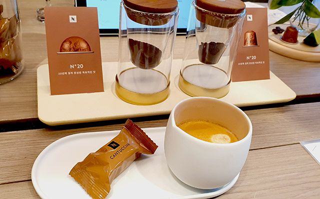 네스프레소의 넘버20 오리지널과 버츄오 라인 원두와 직접 내린 버츄오 커피를 시음하고 있다./사진=김경희