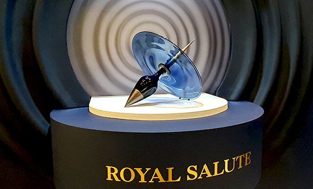 로얄살루트가 아티스트 콘래드 쇼크로스와 협업해 만든 한정판 에디션 ‘타임 챔버 바이 콘래드 쇼크로스’./사진=김경희