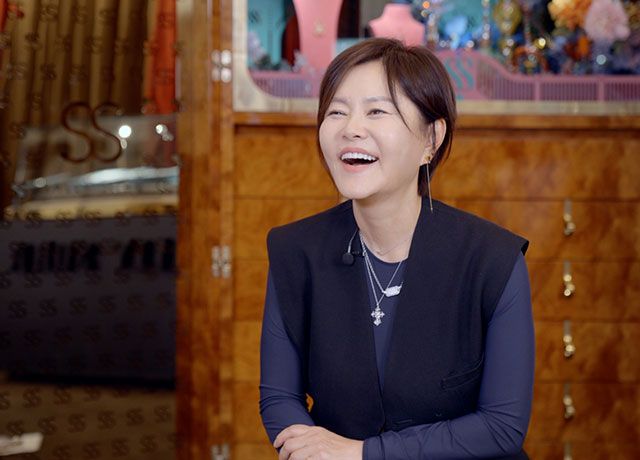 인터뷰 하고 있는 샐리 손 윤화경 디자이너