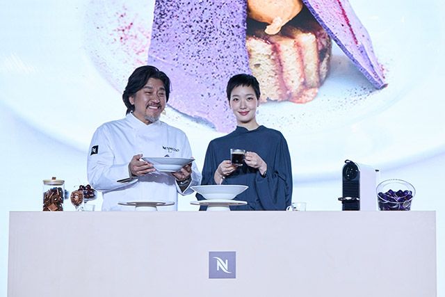 브랜드 앰배서더 김고은이 셰프 에드워드 리와 함께 ‘네스프레소 레이어 케이크를 들고 포즈를 취하고 있다./사진=네스프레소