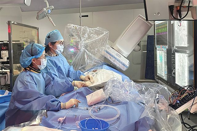 차명진 서울아산병원 심장내과 교수(오른쪽)팀이 지난 12월 20일 펄스장 절제술을 시행하는 모습. /사진 제공=서울아산병원