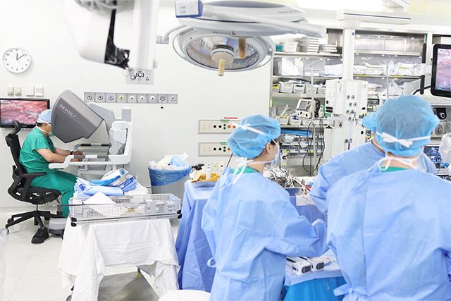 서울아산병원 심장혈관흉부외과 김용희 교수(왼쪽)가 로봇수술을 시행하고 있다. /사진 제공=서울아산병원