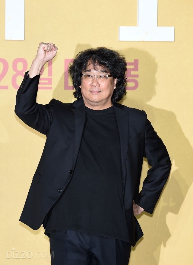 봉준호 "'미키17', 25년 감독 인생 첫 러브스토리…인간 냄새 물씬 SF영화" [종합]