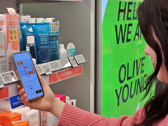 올리브영 매장에서 한 고객이 ‘전자라벨-NFC 기반 상품 탐색 서비스’를 이용하고 있다./사진=CJ올리브영