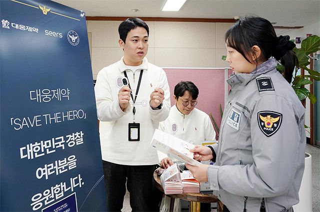 용산경찰관 소속 경찰관이 심전도 검사에 앞서 모비케어에 대한 설명을 듣고 있다. /사진 제공=대웅제약
