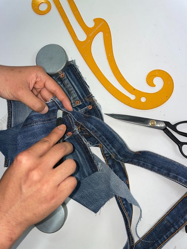 데님을 가장 좋아하는 원단으로 꼽은 윤경덕 디자이너 /사진 출처=T.B.O.S 홈페이지