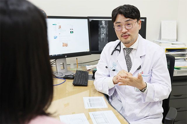 이범희 서울아산병원 의학유전학센터 교수가 총상신경섬유종 환자를 진료하고 있다. /사진 제공=서울아산병원