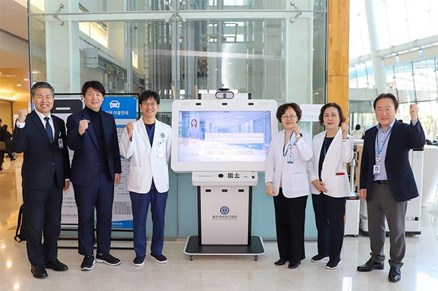 1월 23일 용인세브란스병원 1층 로비에서 병원 관계자들이 인공지능(AI) 도슨트 키오스크 도입을 기념해 사진을 촬영하고 있다. /사진 제공=용인세브란스병원