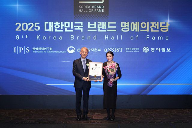 김영기 산업정책연구원장(왼쪽)과 서혜연 오비맥주 마케팅 부사장(오른쪽)이 ‘2025 대한민국 브랜드 명예의 전당’ 시상식에서 기념 촬영을 하고 있다. /사진제공=오비맥주