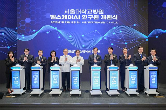 1월 23일 서울대어린이병원 CJ홀에서 열린 개원식에는 장병탁 서울대병원 헬스케어AI 연구원장(왼쪽 3번째), 정은영 보건복지부 보건산업정책국장(왼쪽 4번째), 김용진 서울대병원 의생명연구원장(왼쪽 5번째), 김영태 서울대병원장(왼쪽 6번째), 유홍림 서울대 총장(왼쪽 7번째), 김정은 서울의대 학장(왼쪽 8번째), 최장혁 개인정보보호위원회 부위원장(왼쪽 9번째) 등 주요 인사들이 참석했다. /사진 제공=서울대병원