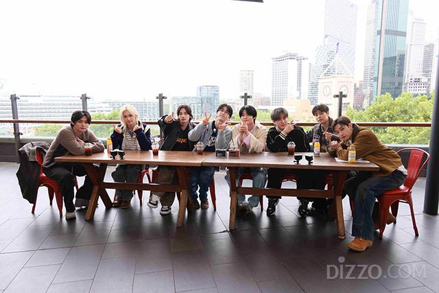 스트레이 키즈가 글렌모어 호텔 루프탑 바에서 포즈를 취하고 있다.(사진제공=호주관광청)