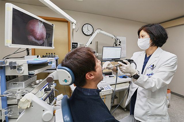 중앙대병원 이비인후과 민현진 교수의 진료 모습 /사진 제공=중앙대학교병원