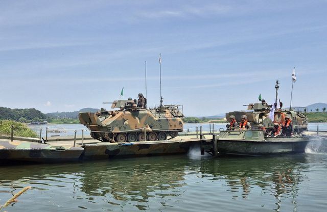 도하하고 있는 K200A1 장갑차 / 사진 제공=대한민국 육군