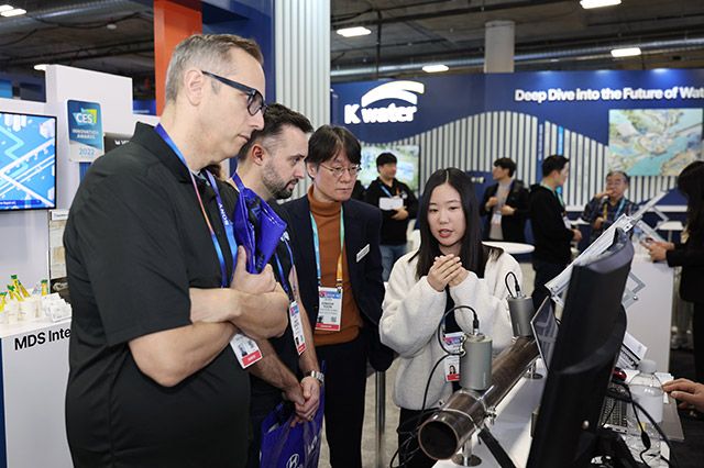한국수자원공사 협력 기업 에스씨솔루션 관계자가 CES 2025 K-water관을 방문한 방문객에게 제품 및 기술 소개를 하고 있다./사진=한국수자원공사