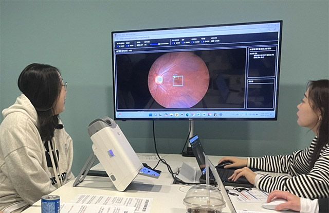 AI 실명질환 진단 보조 솔루션 위스키(WISKY)와 안저카메라 옵티나(OPTiNA Genesis)를 이용한 검진 모습 /사진 제공=대웅제약