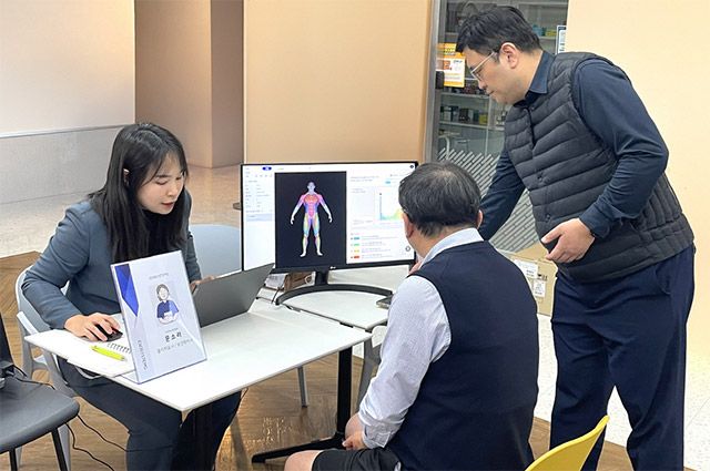 대웅제약 직원이 AI 근감소증 진단기기를 이용해 검사를 받은 후, 근감소증 유병 여부를 확인하고 있다. /사진 제공=대웅제약