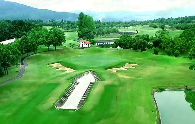 4번홀 전경. 그린까지 연결된 화살표 모양의 벙커가 인상적이다.