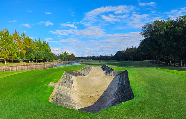 그린에서 티박스 방향으로 바로 본 4번홀. 그린까지 연결된 화살표 모양의 벙커.