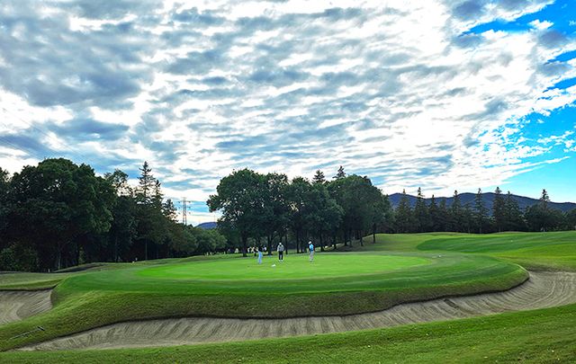 2번홀은 그린 주변으로 벙커로 둘러싸여 쉽지 않은 홀이다.