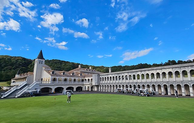 세고비아GC의 18번홀 그린 주변으로 벙커와 뒤로 클럽하우스가 인상적이다.