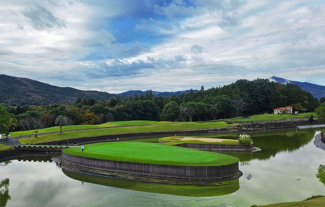 14번 파3 아일랜드 홀 전경. 멀리 티박스에서의 샷이 부담스럽게 느껴진다.